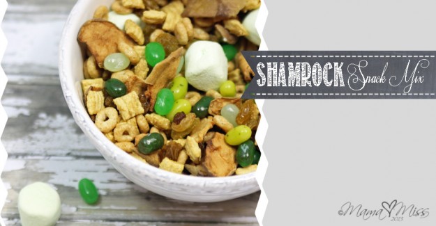 Shamrock Snack Mix #StPatricksDay #healthysnacks #funsnacksforkids | http://www.mamamiss.com ©2013