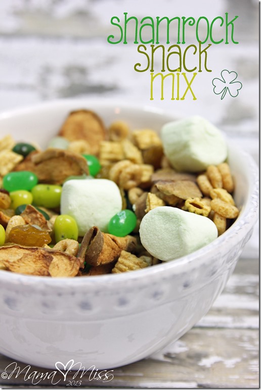 Shamrock Snack Mix #StPatricksDay #healthysnacks #funsnacksforkids | https://www.mamamiss.com ©2013