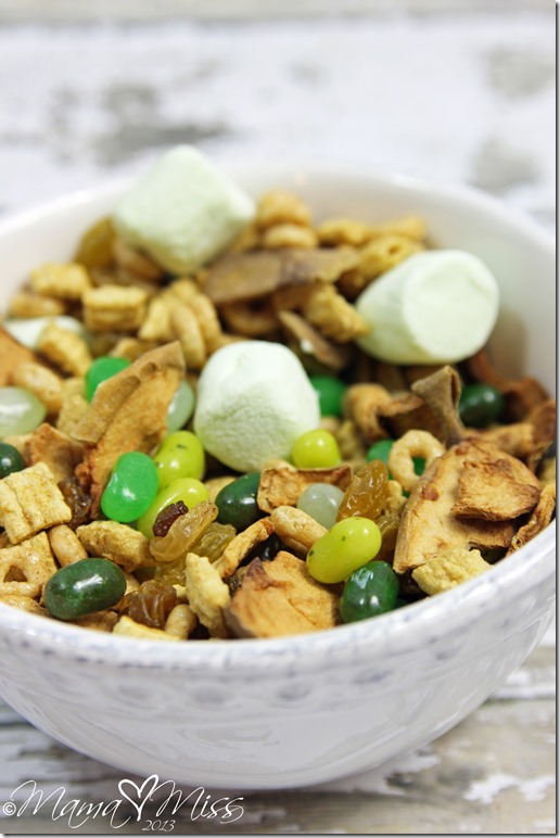 Shamrock Snack Mix #StPatricksDay #healthysnacks #funsnacksforkids | https://www.mamamiss.com ©2013