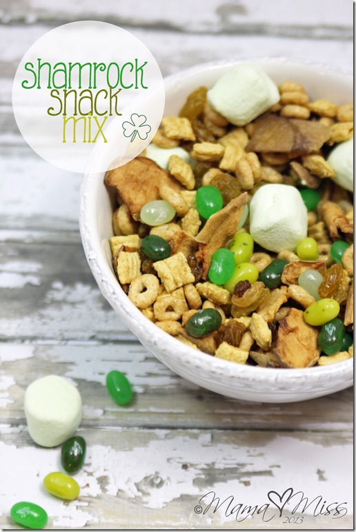 Shamrock Snack Mix #StPatricksDay #healthysnacks #funsnacksforkids | https://www.mamamiss.com ©2013