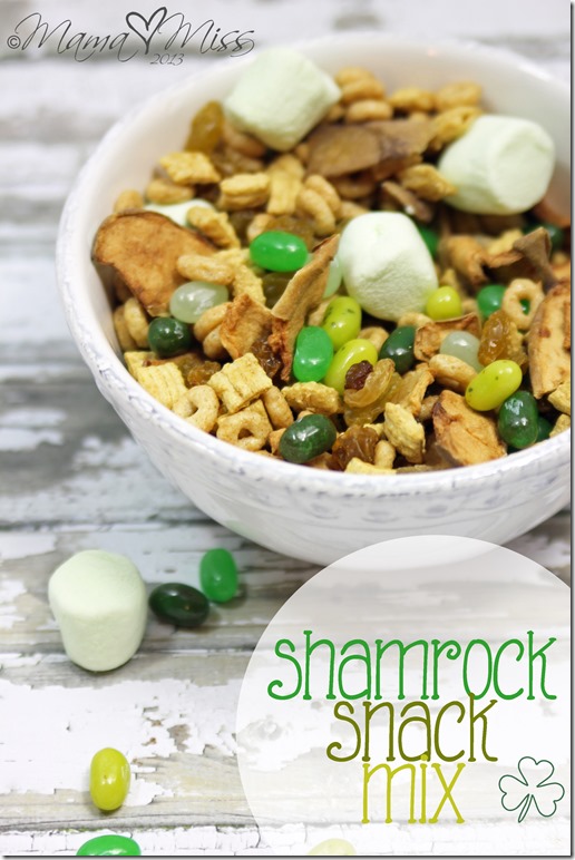 Shamrock Snack Mix #StPatricksDay #healthysnacks #funsnacksforkids | https://www.mamamiss.com ©2013