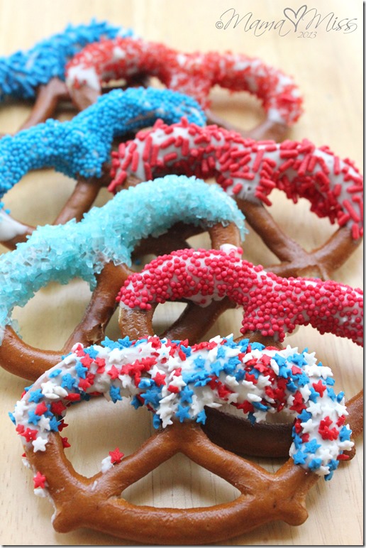 Patriotic Dipped Pretzels #treats #the4th #patriotic #sprinkles #pretzels