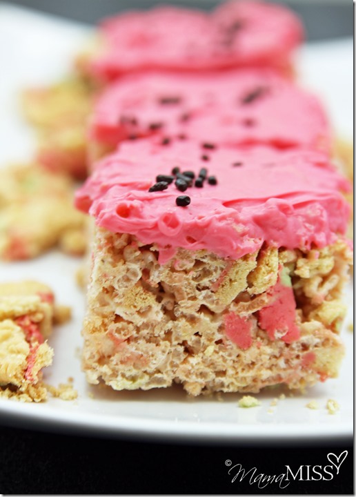 Soooo good & the perfect summer treat - Watermelon Rice Krispie Treats | Mama Miss #oreo #watermelon #ricekrispies