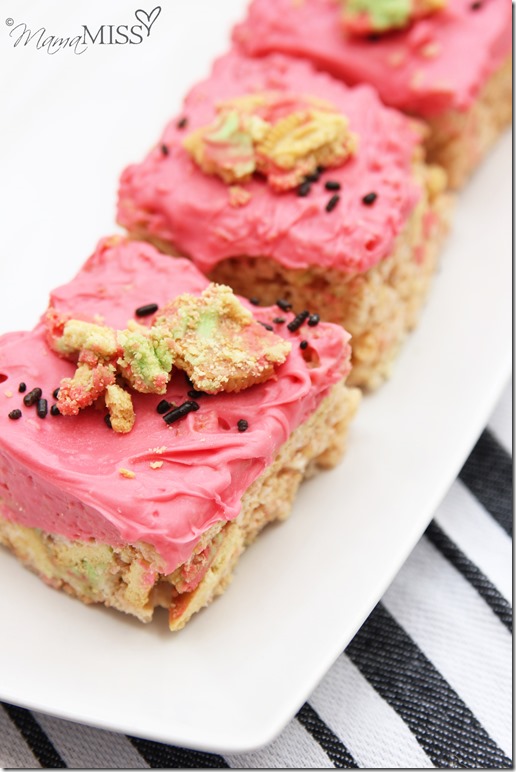 Soooo good & the perfect summer treat - Watermelon Rice Krispie Treats | Mama Miss #oreo #watermelon #ricekrispies