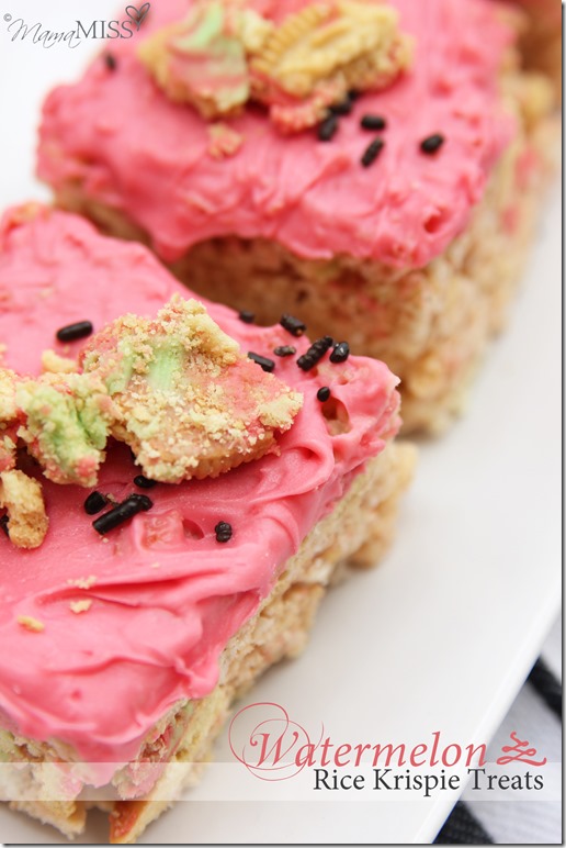 Soooo good & the perfect summer treat - Watermelon Rice Krispie Treats | Mama Miss #oreo #watermelon #ricekrispies