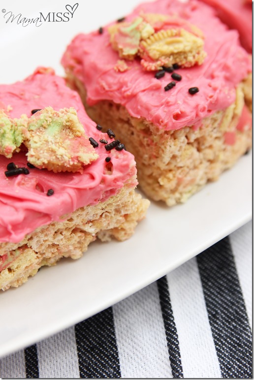 Soooo good & the perfect summer treat - Watermelon Rice Krispie Treats | Mama Miss #oreo #watermelon #ricekrispies