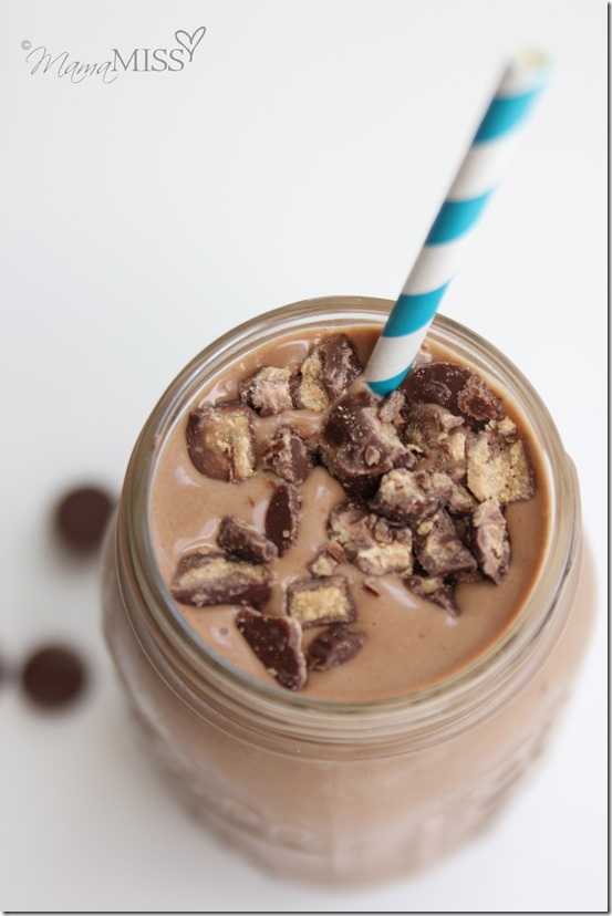Peanut Butter Cup Chocolate Shake | Mama Miss #healthy #shake #chocolate #peanutbutter 