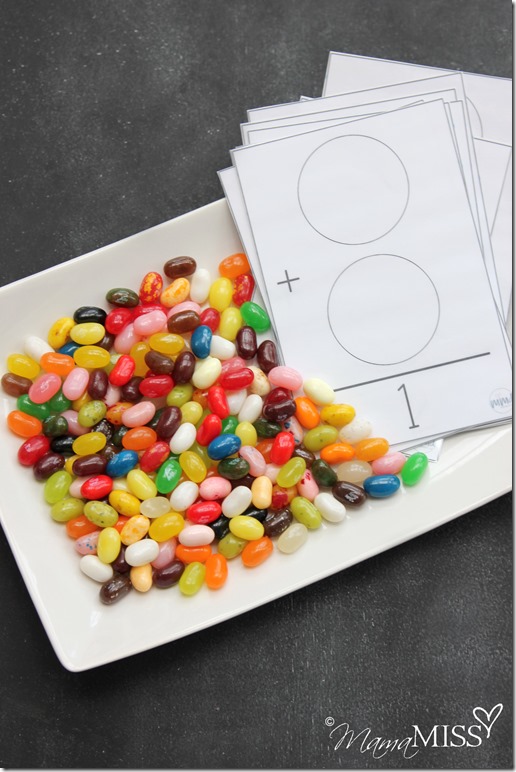 Jellybean Math | Mama Miss #learningfun #homeschool #preschoolmath #candy #halloween