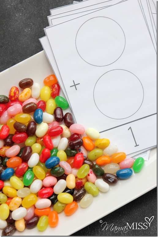 Jellybean Math | Mama Miss #learningfun #homeschool #preschoolmath #candy #halloween