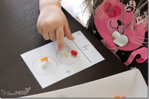 Jellybean Math | Mama Miss #learningfun #homeschool #preschoolmath #candy #halloween