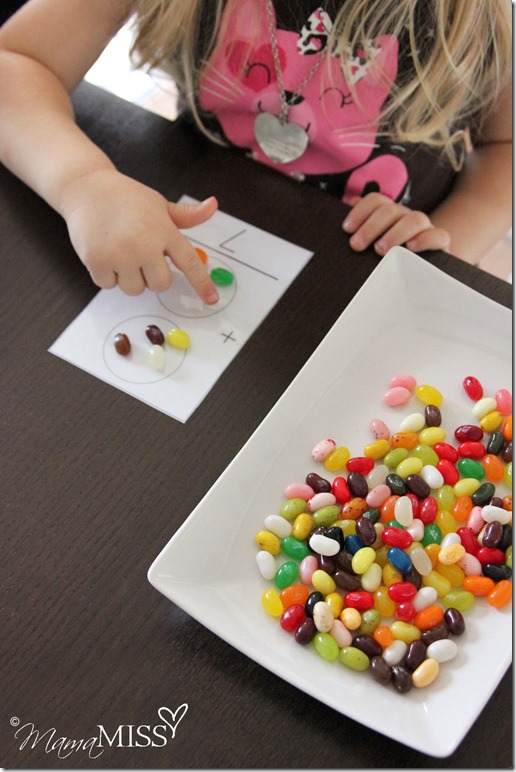 Jellybean Math | Mama Miss #learningfun #homeschool #preschoolmath #candy #halloween