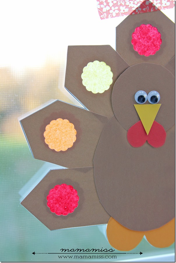 Stained Glass Turkey Craft | @mamamissblog #thanksgiving #turkeycraft #freeprintable