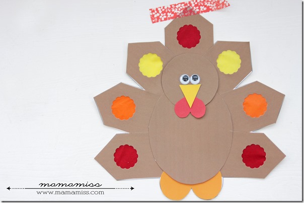 Stained Glass Turkey Craft | @mamamissblog #thanksgiving #turkeycraft #freeprintable
