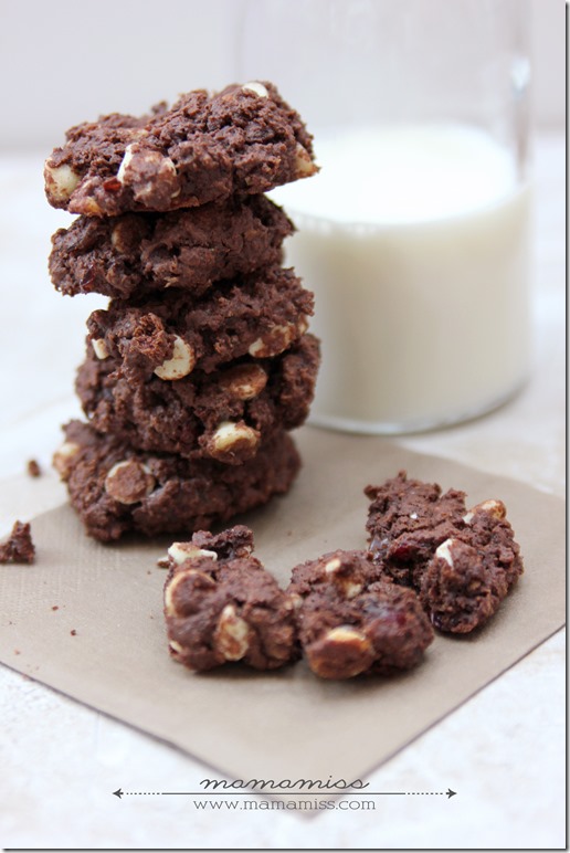 Chocolate Cherry Drop Cookies {in a jar} | @mamamissblog #cookiesinajar #diygift #chocolatecherry