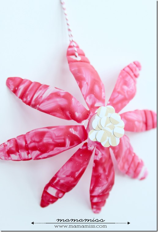 Upcycled Plastic Bottle Poinsettia | @mamamissblog #kidmadechristmas #homemadeholidays #kidcrafts