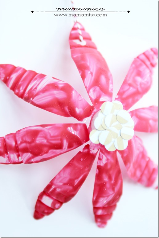 Upcycled Plastic Bottle Poinsettia | @mamamissblog #kidmadechristmas #homemadeholidays #kidcrafts