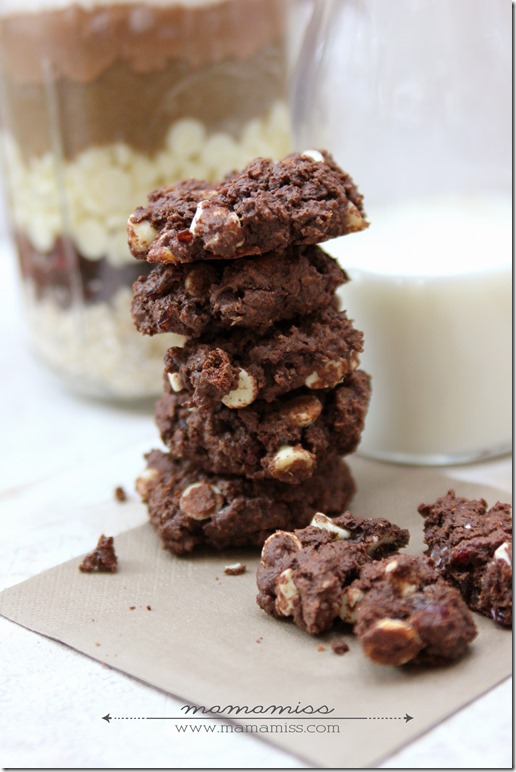 Chocolate Cherry Drop Cookies {in a jar} | @mamamissblog #cookiesinajar #diygift #chocolatecherry