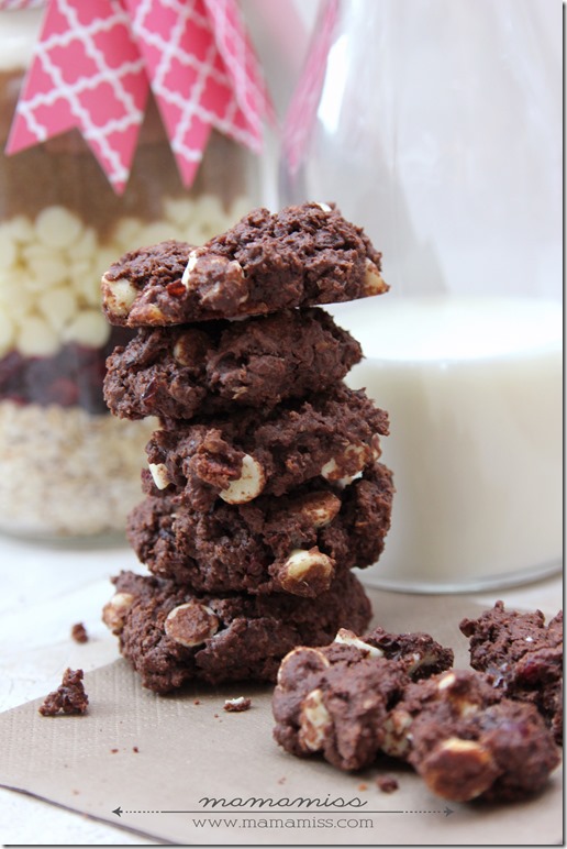 Chocolate Cherry Drop Cookies {in a jar} | @mamamissblog #cookiesinajar #diygift #chocolatecherry