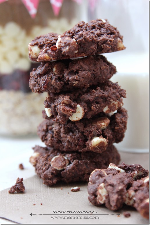Chocolate Cherry Drop Cookies {in a jar} | @mamamissblog #cookiesinajar #diygift #chocolatecherry