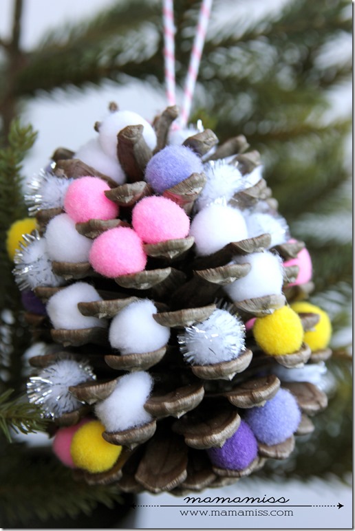 Pom-Pom Pine Cone Ornament | @mamamissblog #pineconecrafts #kidcrafts #christmasornament