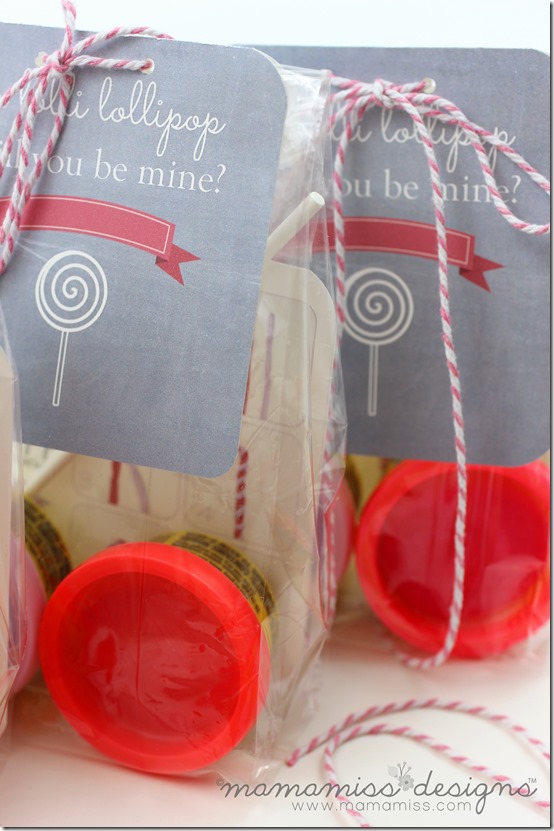 Lollipop Playdough Creation Kit Valentine | @mamamissblog #valentine #homemadeholiday #playdough #createwithkids #kbn