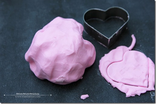 Strawberry No Cook Playdough | @mamamissblog #sensory #simpleactivity #playdough