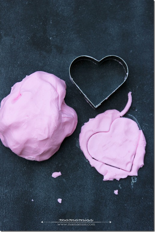 Strawberry No Cook Playdough | @mamamissblog #sensory #simpleactivity #playdough