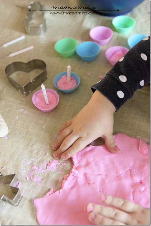 Strawberry No Cook Playdough | @mamamissblog #sensory #simpleactivity #playdough