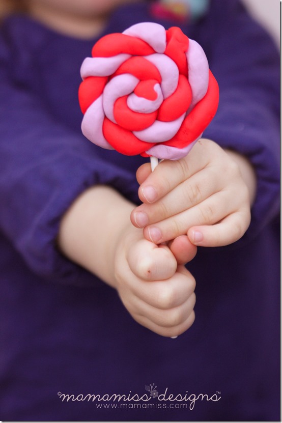 Lollipop Playdough Creation Kit Valentine | @mamamissblog #valentine #homemadeholiday #playdough #createwithkids #kbn