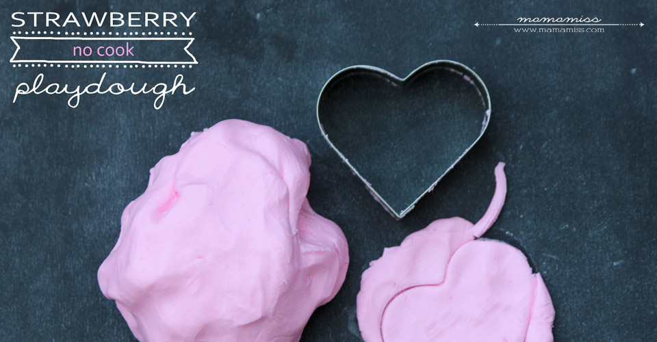 Strawberry No Cook Playdough | @mamamissblog #sensory #simpleactivity #playdough