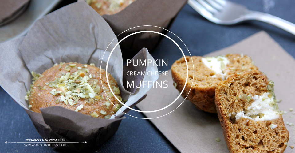 Pumpkin Cream Cheese Muffins | @mamamissblog #pumpkin #muffinlove #brunch