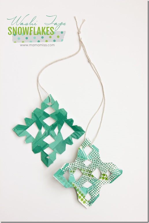 Washi Tape Snowflakes | @mamamissblog #snowflakes #washitape #easykidcraft #wintercraft