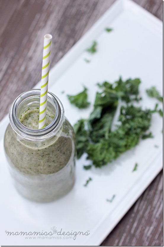 Sweet Kale Smoothie | @mamamissblog #cocoavia #smoothielove #kale