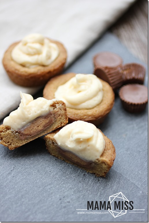 Peanut Butter Cup Cookie Cup | @mamamissblog #reeses #chocolate #cookie #buttercream
