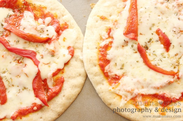Roasted Red Pepper Sun-Dried Tomato Pita Pizzas |@mamamissblog #pizza #vegetarian