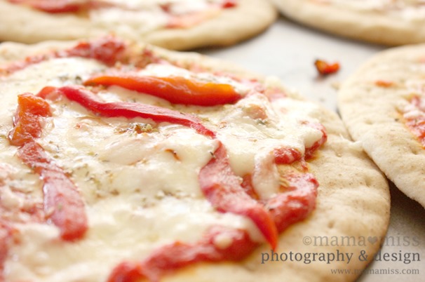 Roasted Red Pepper Sun-Dried Tomato Pita Pizzas |@mamamissblog #pizza #vegetarian
