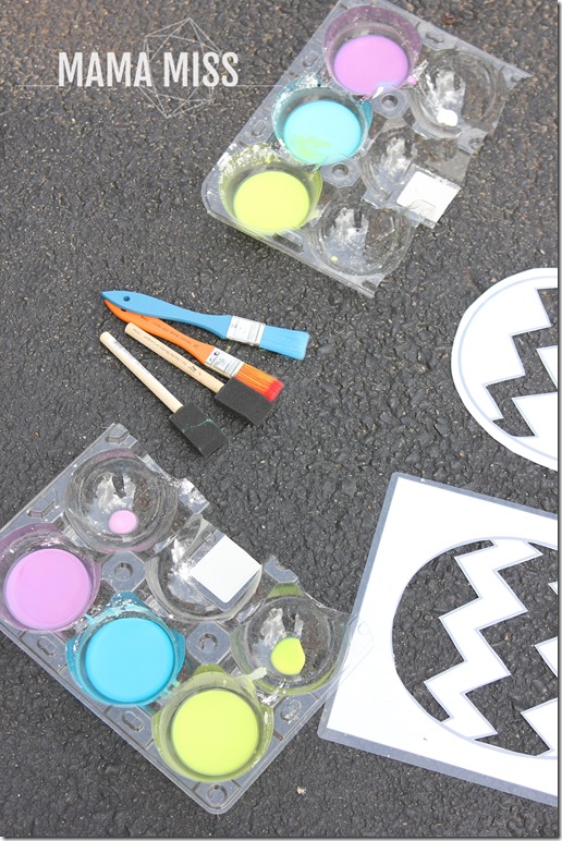 Homemade Sidewalk Chalk Paint | @mamamissblog #chalk #homemadepaint #outdoorplay