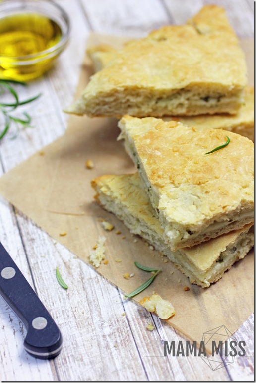 Cheesy Rosemary Focaccia | @mamamissblog #yeast #stuffedfocaccia #flatbread #bread