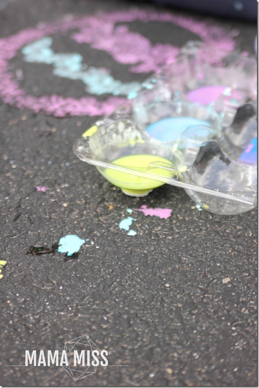 Homemade Sidewalk Chalk Paint | @mamamissblog #chalk #homemadepaint #outdoorplay