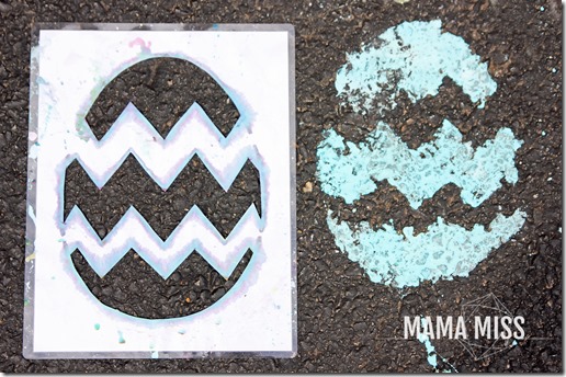 Homemade Sidewalk Chalk Paint | @mamamissblog #chalk #homemadepaint #outdoorplay