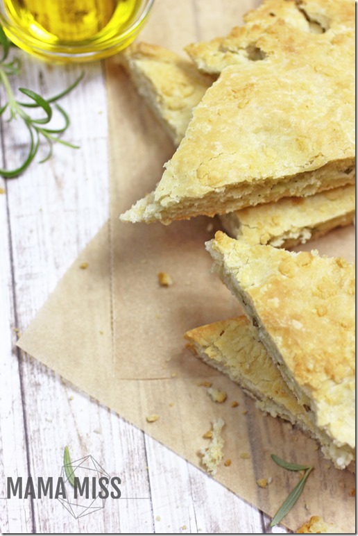 Cheesy Rosemary Focaccia | @mamamissblog #yeast #stuffedfocaccia #flatbread #bread