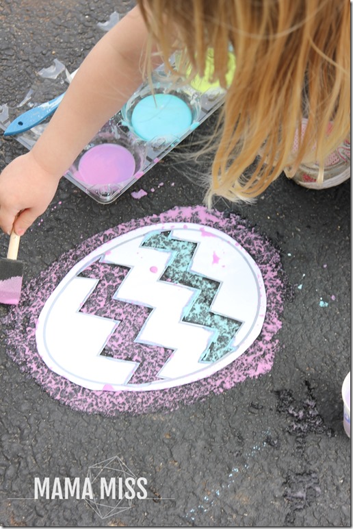 Homemade Sidewalk Chalk Paint | @mamamissblog #chalk #homemadepaint #outdoorplay