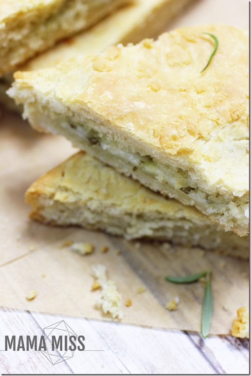 Cheesy Rosemary Focaccia | @mamamissblog #yeast #stuffedfocaccia #flatbread #bread