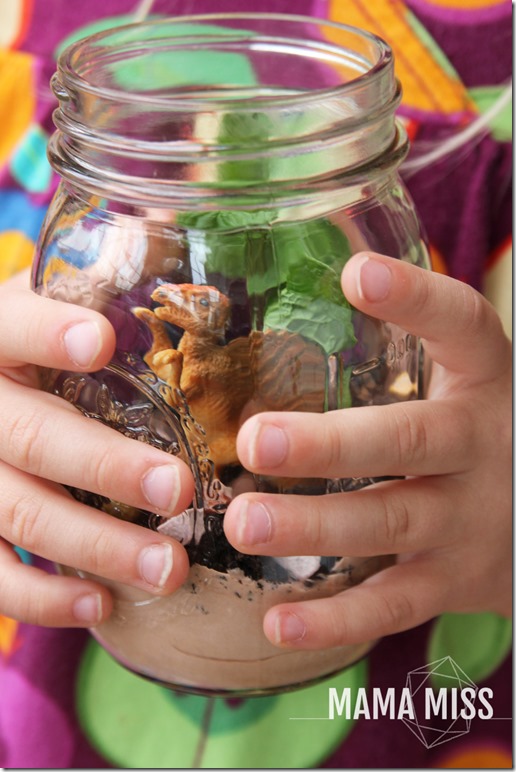 Dino Terrarium Jars | @mamamissblog #PartyInAJar #dinoparty #kidparty #masonjarcrafts