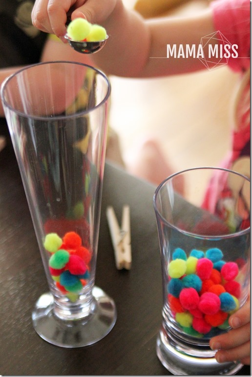 Pom Pom Grab |@mamamissblog #preschool #busybag #finemotorskills