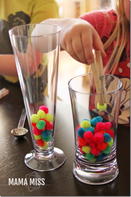 Pom Pom Grab |@mamamissblog #preschool #busybag #finemotorskills