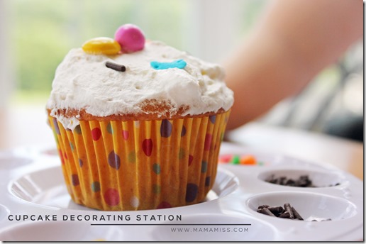 CUPCAKE DECORATING STATION | @mamamissblog #diy #cupcake #geniusidea #kidparty