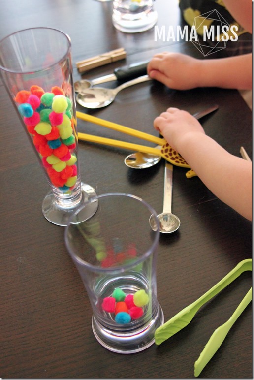 Pom Pom Grab |@mamamissblog #preschool #busybag #finemotorskills