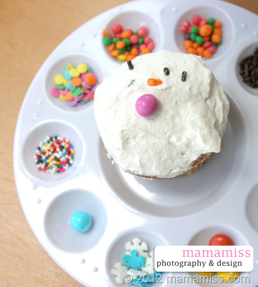 CUPCAKE DECORATING STATION | @mamamissblog #diy #cupcake #geniusidea #kidparty