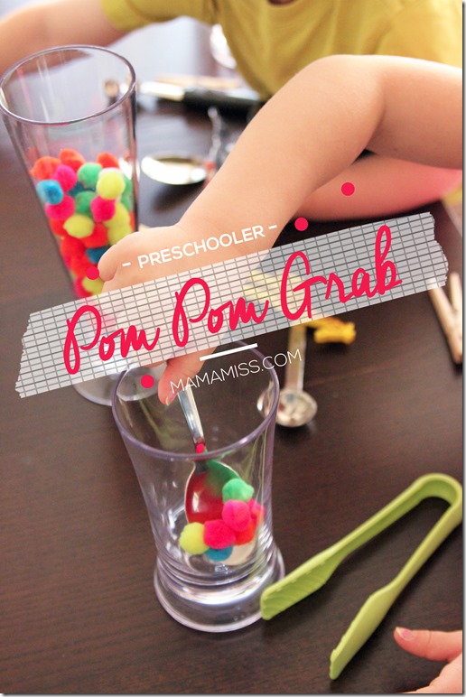 Pom Pom Grab |@mamamissblog #preschool #busybag #finemotorskills